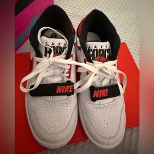 Billie Eillish NIKE AAF88 SP
WHITE/FIRE RED-NEUTRAL GREY